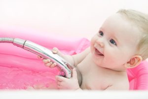 Read more about the article Tips til at bade din baby i et babybadekar